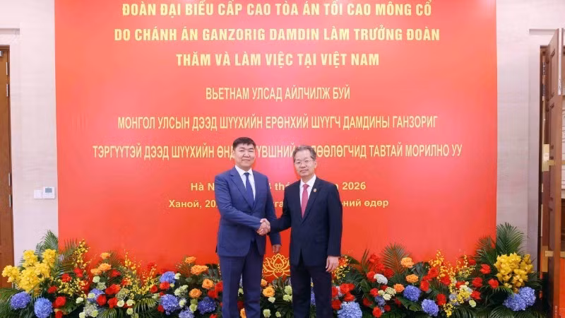 最高人民法院院长阮文广在河内会见并与蒙古国最高法院院长甘佐里格·丹丁。
