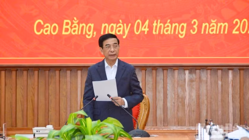 国防部长潘文江大将赴高平省检查选举准备工作。