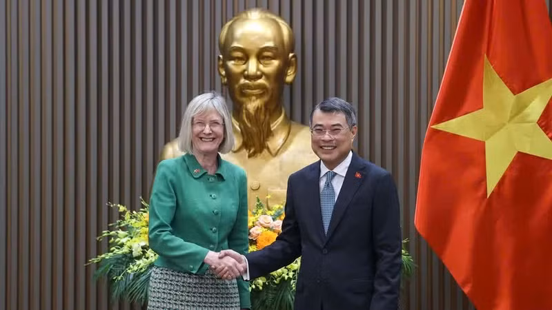 越南政府总理黎明兴与澳大利亚驻越南大使吉莉安·伯德。