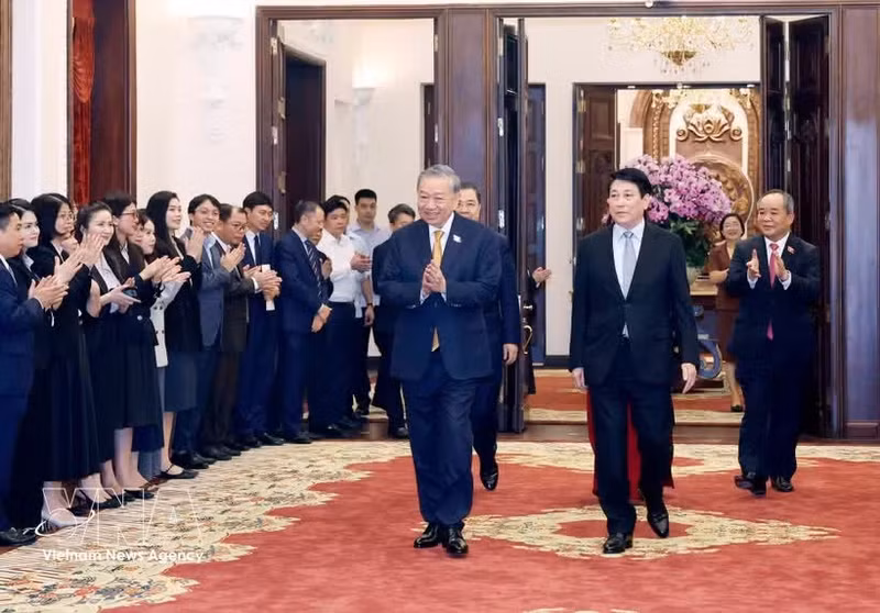 越共中央总书记、国家主席苏林与国家主席办公厅干部会面。（图片来源：越通社）