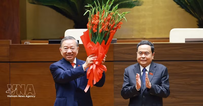 国会主席陈青敏代表党和国家领导人以及第十六届国会代表向越共中央总书记、国家主席苏林献花祝贺。（图片来源：越通社）