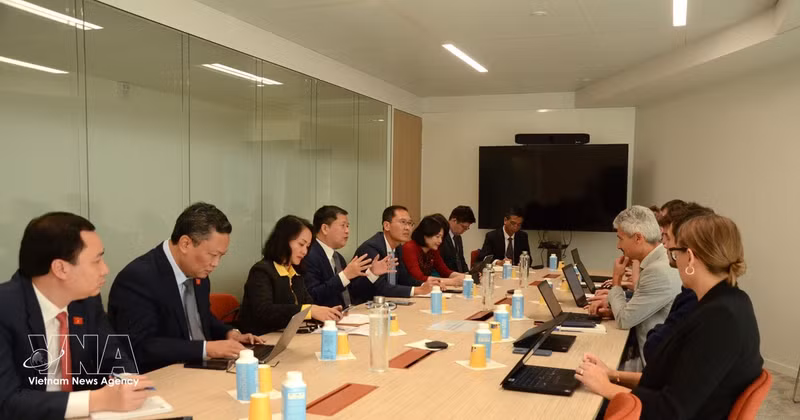 越南国会文化与社会委员会代表团与法国视听与数字通信监管局举行工作会谈。（图片来源：越通社）