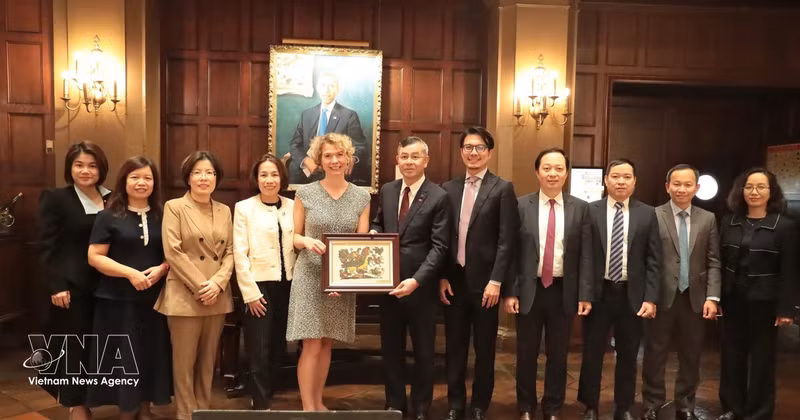 越南财政部工作代表团和国际风险评级公司穆迪（Moody’s）国家风险组副主席兼高级分析师Elisa Parisi-Capone女士合影。（图片来源：越通社）