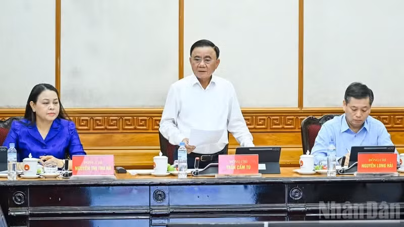 陈锦秀同志在会上发表讲话。