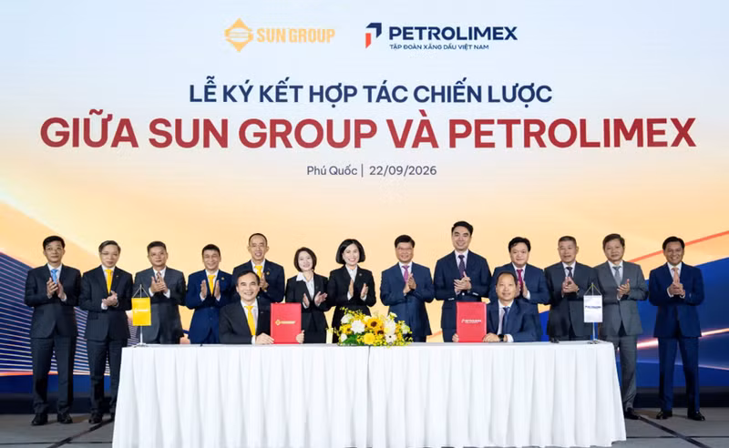 Sun Group集团副总经理阮孟军与Petrolimex副总经理阮光勇签署双方战略合作协议。图自Petrolimex