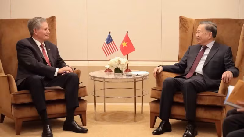 越共中央总书记、国家主席苏林会见美国参议员史蒂夫·戴恩斯。（图片来源：越通社）