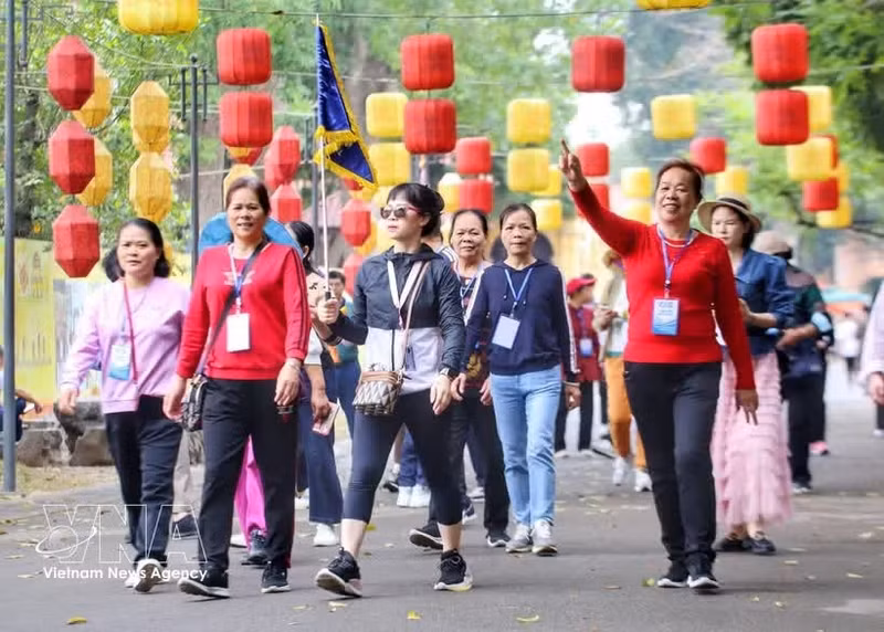中国旅游团参观升龙皇城中心遗址。（图片来源：越通社）