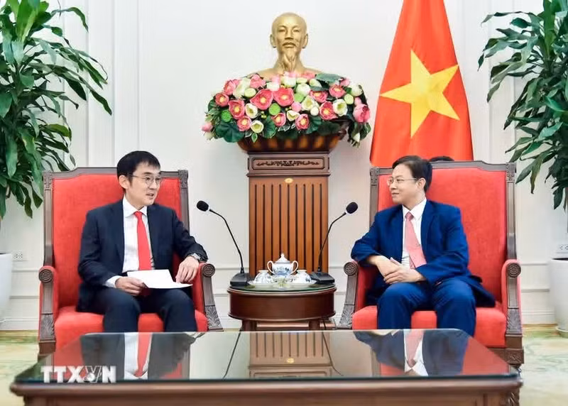 越南外交部副部长吴黎文东盟与东亚经济研究院院长渡边哲也。
