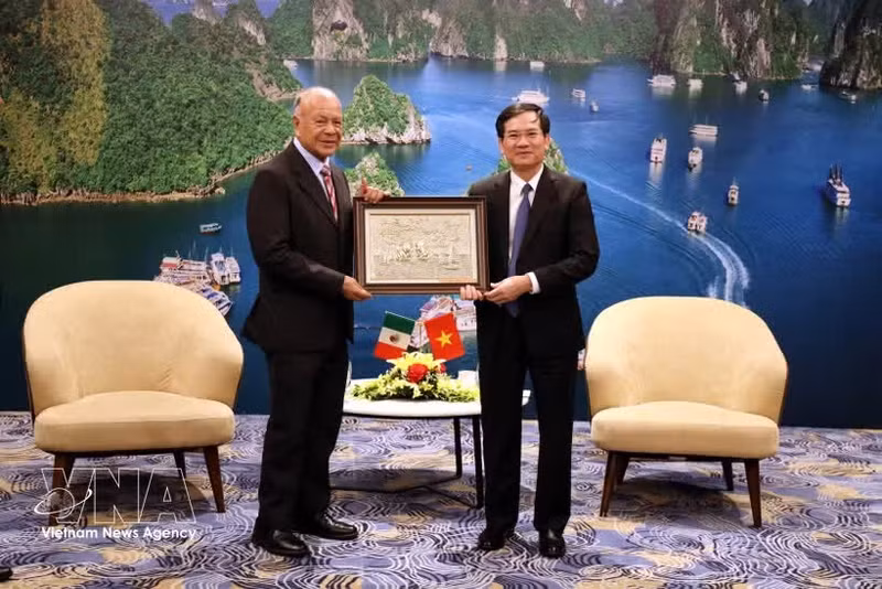 广宁省领导向墨西哥劳工党高级代表团赠送一幅下龙湾的画作。（图片来源：越通社）