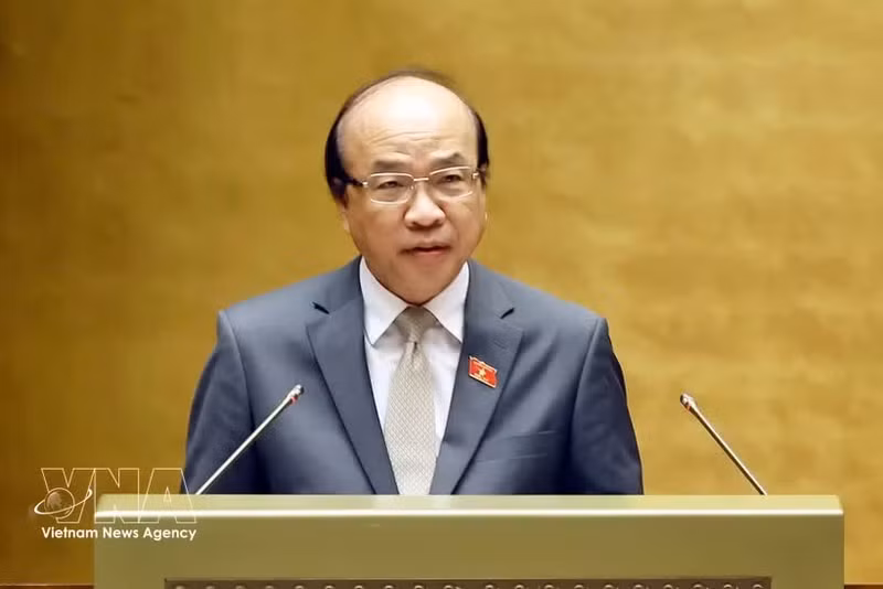 国会法律与司法委员会主任潘志孝在作审查报告。（图片来源：越通社）