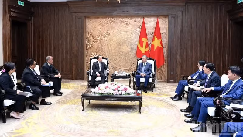 越共中央总书记、国家主席苏林会见菲律宾国家安全委员会顾问爱德华多。