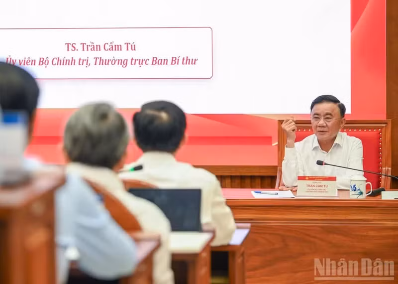 越共中央政治局委员、中央书记处常务书记陈锦秀在专题学习交流会上发表讲话。