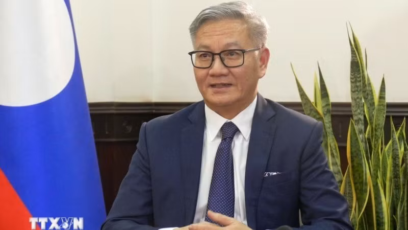 老挝外交部长通沙万•丰威汉接受越通社记者的采访。（图片来源：越通社）