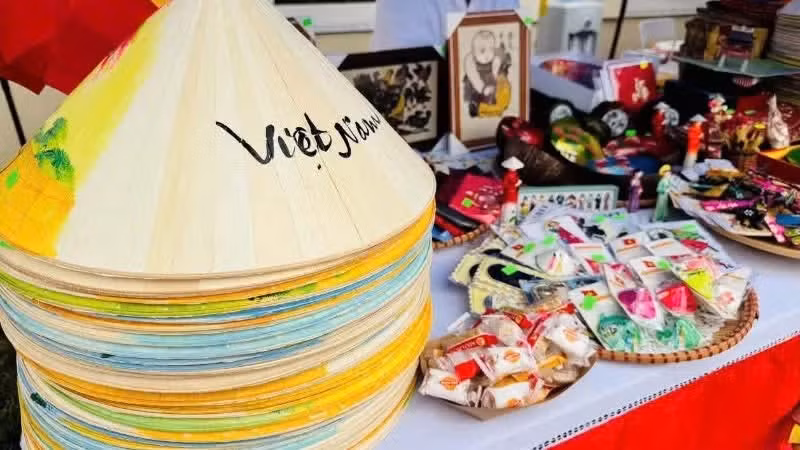 越南传统手工艺品展示区一角。（图片来源：越南驻斯洛伐克大使馆供图）