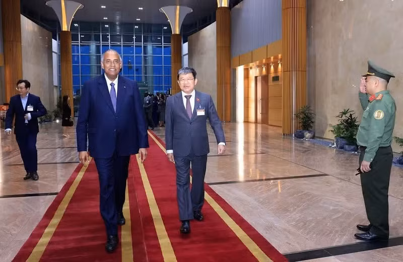 越南国会国防安全与对外委员会常务副主任武海河在内排国际机场迎接科特迪瓦国民议会议长帕特里克·阿希。