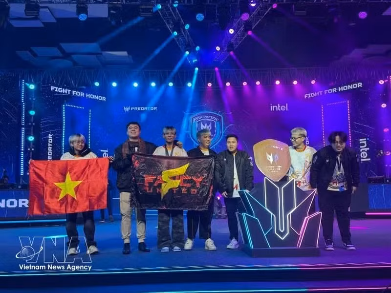越南代表队——Fancy United Esports 战队亮相2026年掠夺者亚太电竞大赛。（图片来源：越通社）