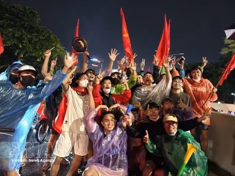 击败泰国队 越南数万球迷上街狂欢。（图片来源：越通社）