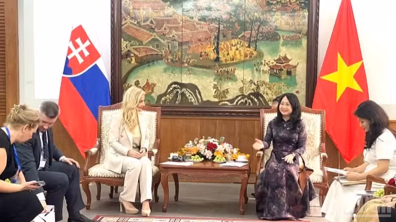 双方会见场面。