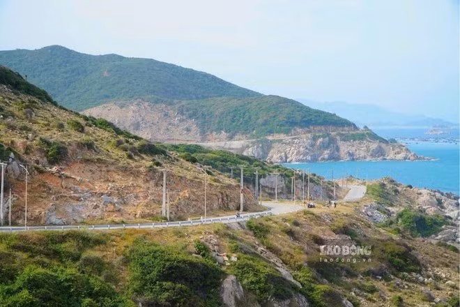 DT702公路长约60公里，依偎在主山国家公园旁，面朝东海。这条路串接许多著名的旅游景点。（图片来源：劳动报）