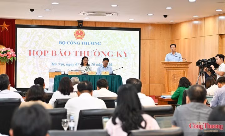 越南工贸部2026年第三季度例行新闻发布会现场。（图片来源：congthuong.vn）
