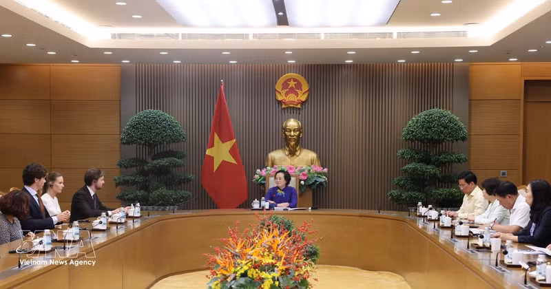 越共中央书记处书记、政府副总理范氏清茶会见奥地利VAMED Engineering GmbH总经理、德国VAMED+WWH集团董事会成员塞萨尔·路易斯-菲利普·马赛。（图片来源：越通社）