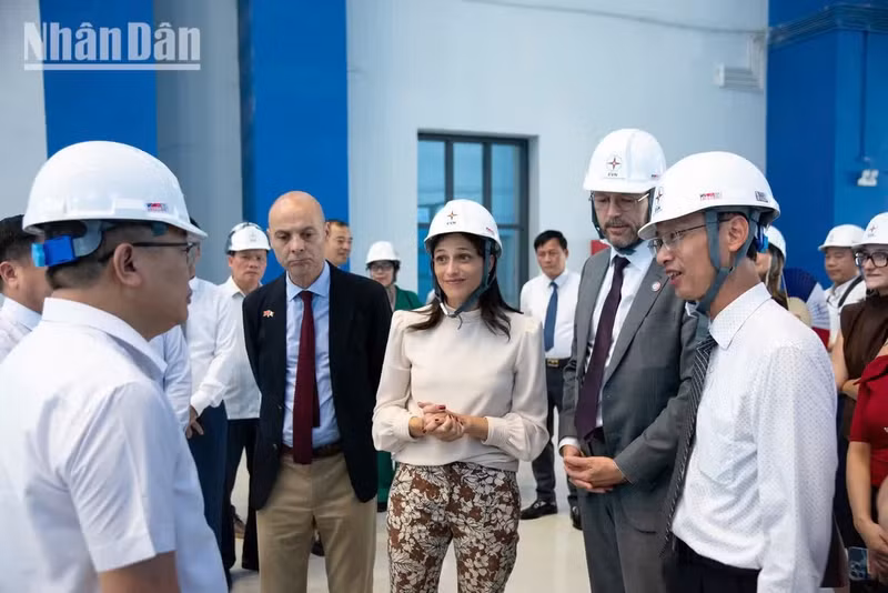 法国代表团考察和平水电站扩建工程。