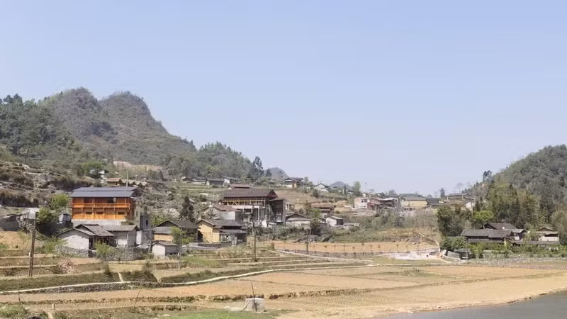 宣光省要求龙鼓乡检查罗罗寨社区旅游村新建、维修、改造及扩建工程。（庆全 摄）