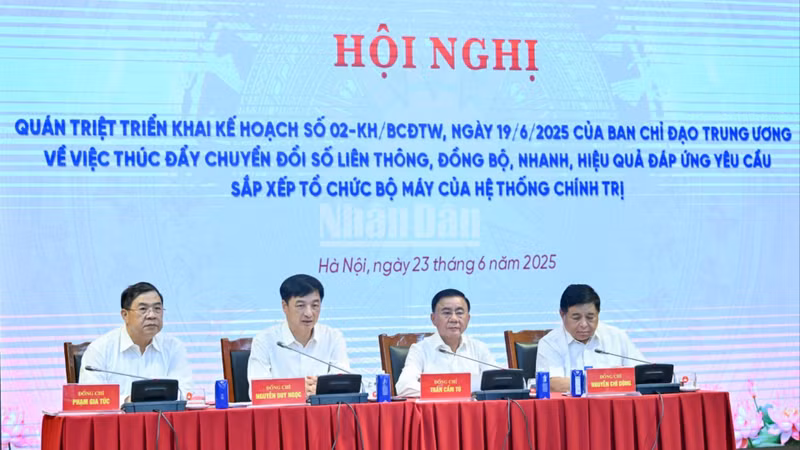 越南党和国家领导人出席会议。
