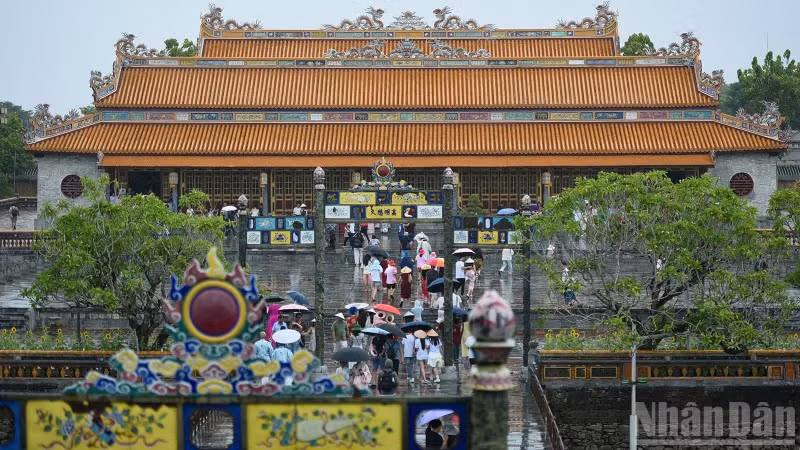 顺化市民和游客进入大内皇城参观。（图：清心）