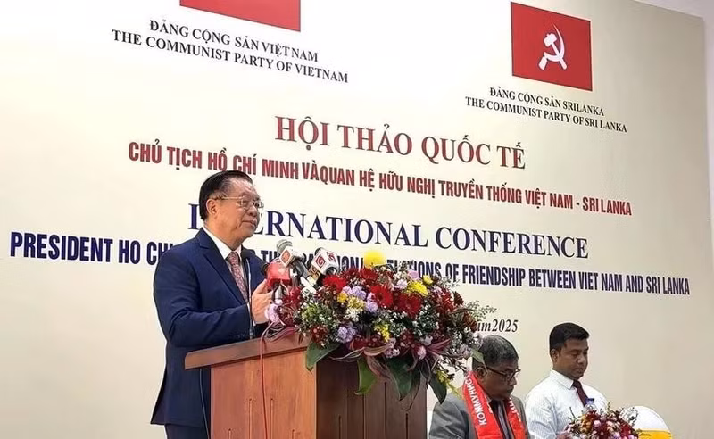阮重义同志在题为“胡志明主席和越南与斯里兰卡传统友好关系”的国际研讨会上发表讲话。（图片来源：越通社）