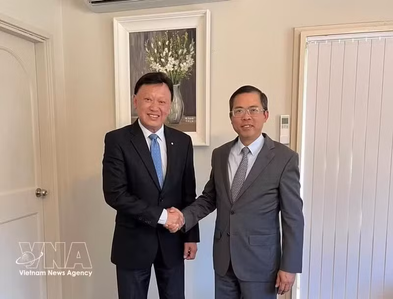 AABF主席兼组委会主任Francis Wong与越南驻澳大利亚大使范雄心。（图片来源：越通社）