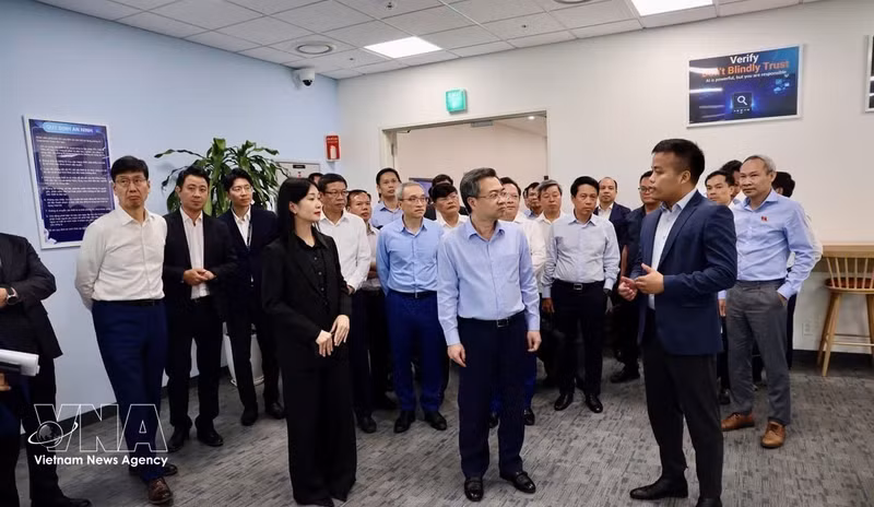 中央政策与战略部部长阮青毅对三星越南研发中心进行实地考察。（图片来源：越通社）