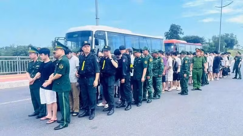 向中国职能部门移交33名违反越南法律的中国公民。