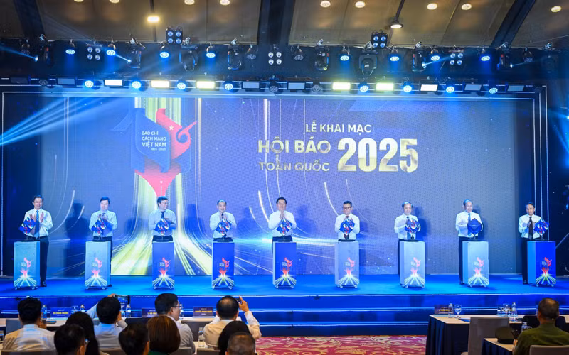 越共中央政治局委员、中央书记处书记、中央宣教与民运部部长阮重义与各位代表一同按钮开幕2025年越南全国报刊展。