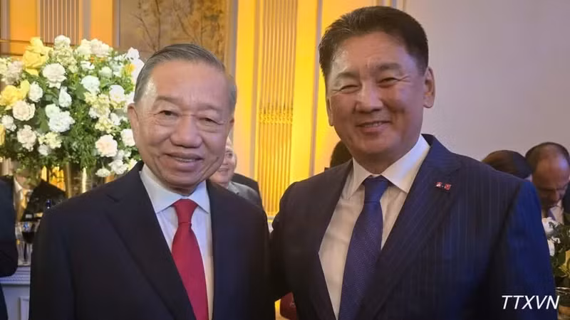 越共中央总书记、国家主席苏林会见蒙古国总统乌赫那·呼日勒苏赫。