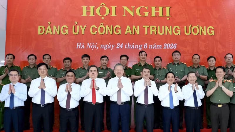 苏林总书记、国家主席苏林与党和国家领导人同与会代表合影。