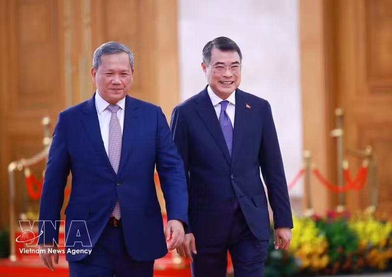 越南政府总理黎明兴迎接于今年6月8日至9日对越南进行正式访问，并出席在河内举行的第三届东盟未来论坛的柬埔寨首相洪玛奈。（图片来源：越通社）