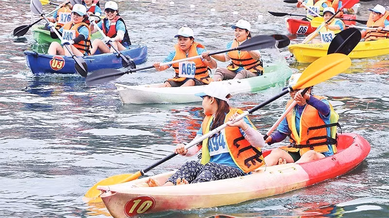 游客们体验多个旅游活动。