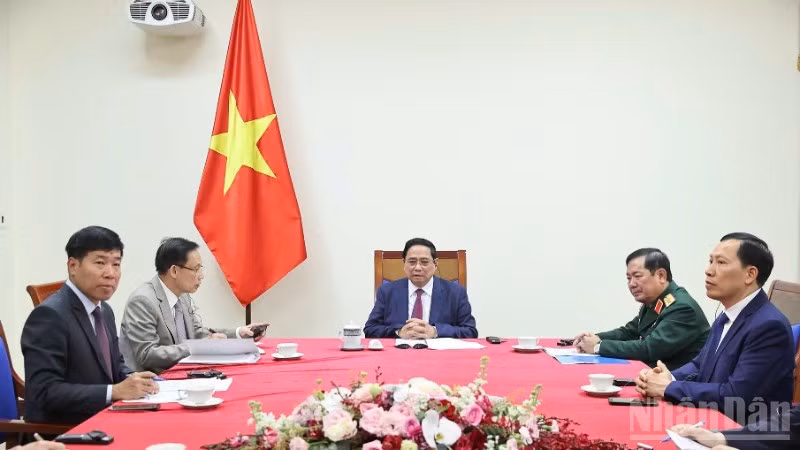 越南政府总理范明正与马来西亚总理安瓦尔·易卜拉欣通电话。