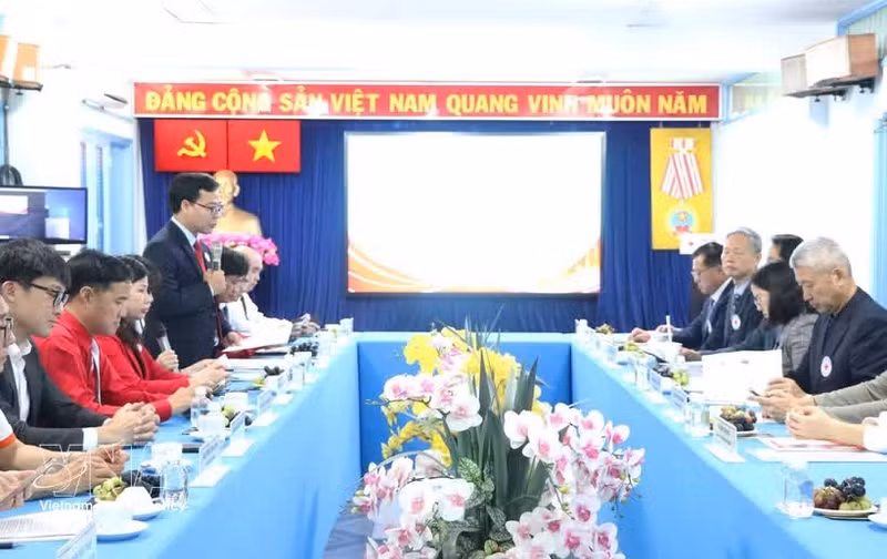 韩国仁川红十字会与胡志明市红十字会举行工作会谈。（图片来源：越通社）