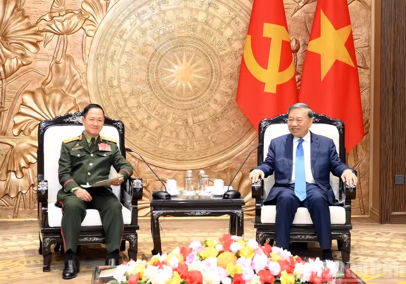 越共中央总书记、国家主席苏林会见老挝国防部长坎良·奥萨宋大将。