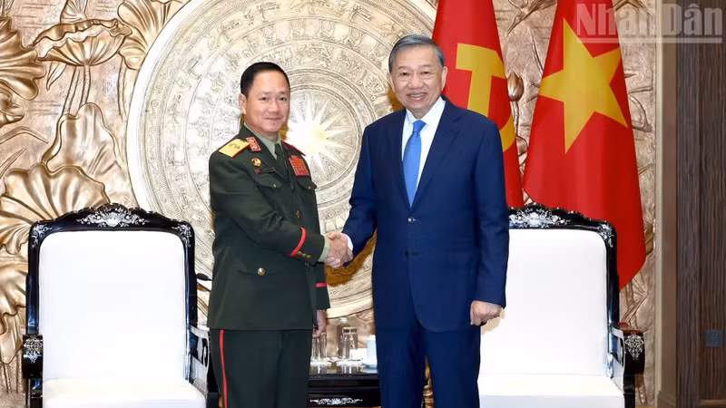 越共中央总书记、国家主席苏林会见老挝国防部长坎良·奥萨宋大将。