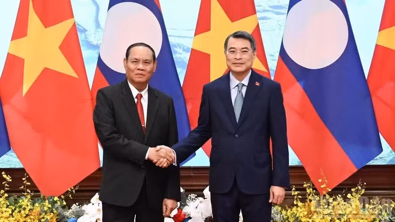 越南政府总理黎明兴与老挝人民革命党中央政治局委员、中央书记处常务书记维莱·拉坎丰。