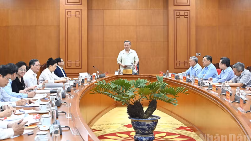 越共中央总书记苏林与政府党委常务委员会召开工作会议。