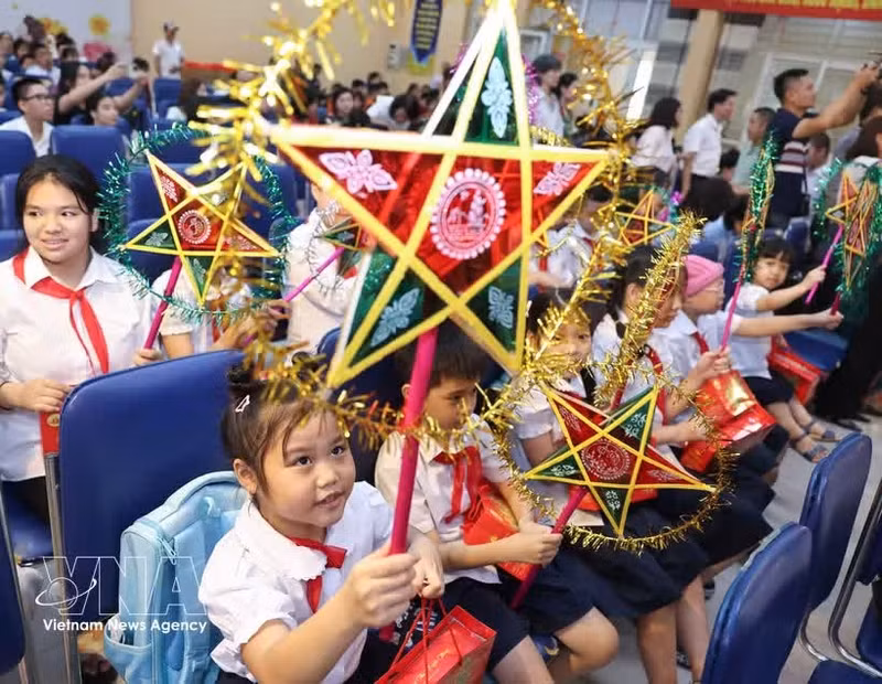 河内一特殊学校学生欢度中秋节的喜庆、温馨氛围。（图片来源：越通社）