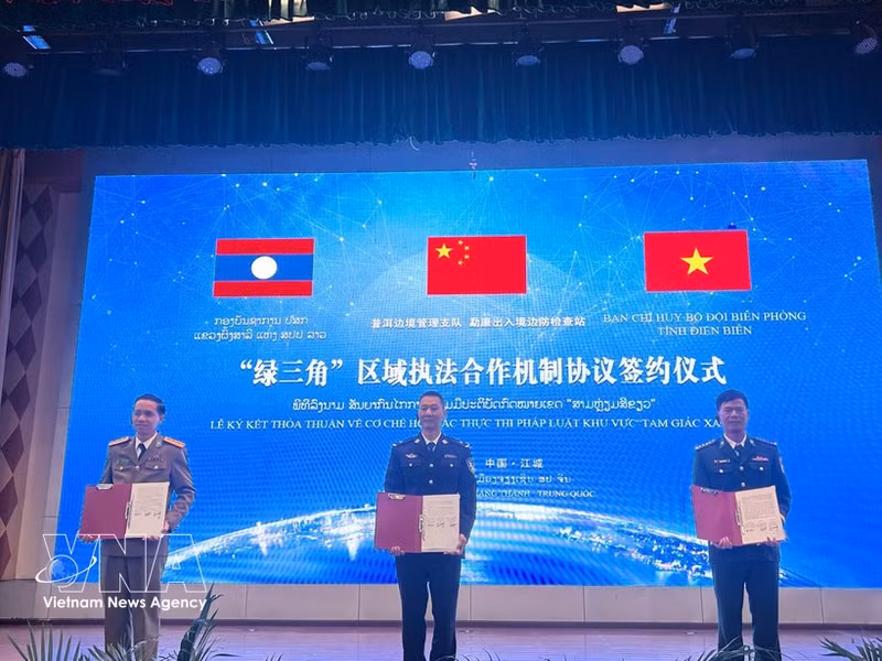 越中老三国代表签署绿三角区域执法合作机制协议。（图片来源：越通社）