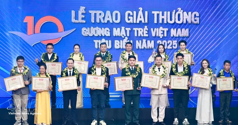 2025年十大越南模范青年表彰会在河内举行。（图片来源：越通社）