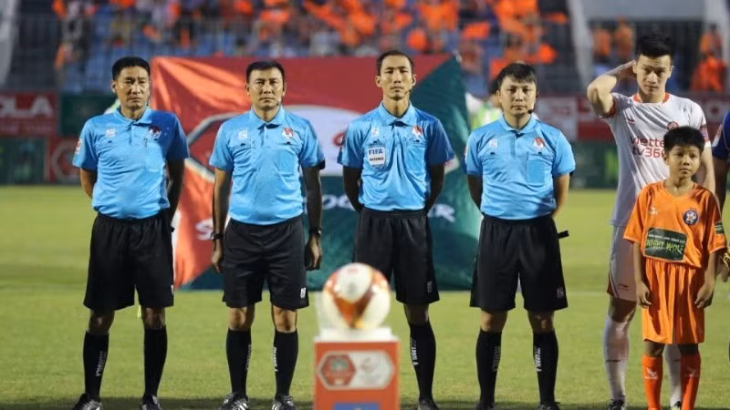 越南裁判在越南职业足球联赛（V-League）执法比赛。（图片来源：VPF）