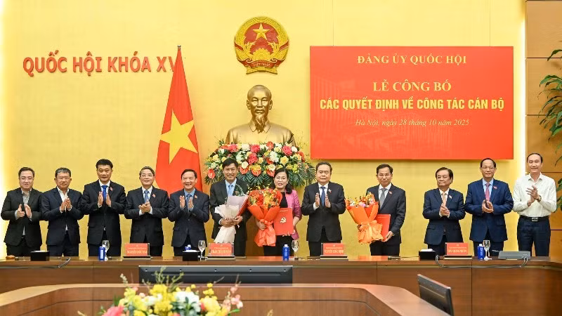 国会主席陈青敏和各位国会副主席同出席仪式的代表合影。