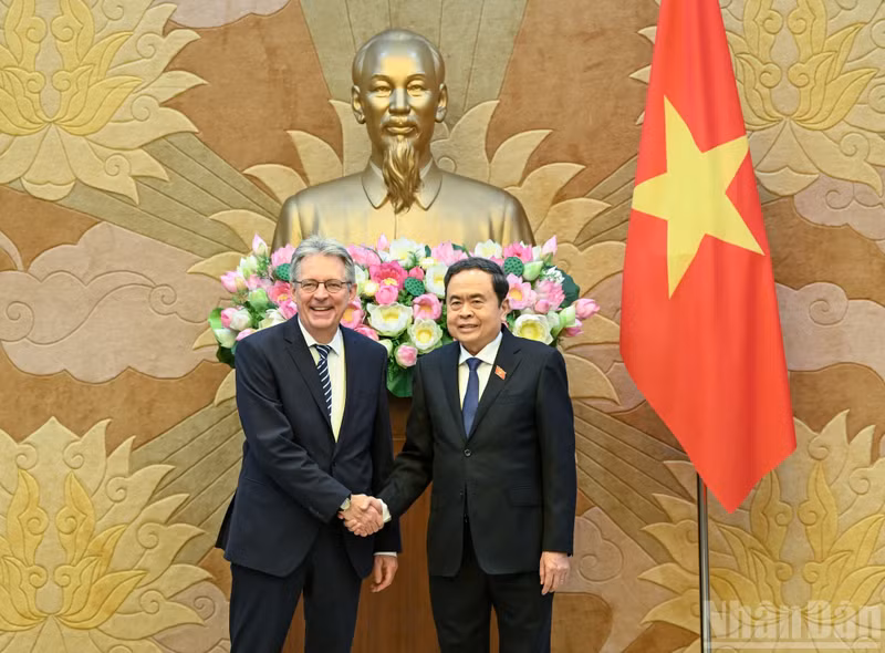 越南国会主席陈青敏（右）与德国社会民主党副主席阿希姆·波斯特。